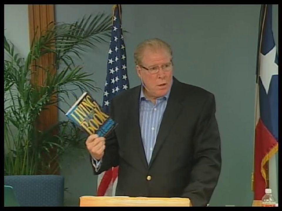 Dr. Robert L. Dean Jr. segurando o livro Living By the Book